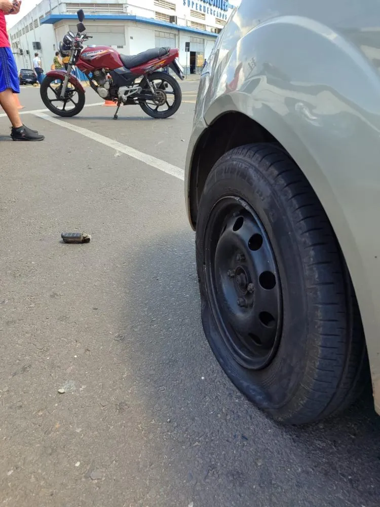 Motociclista fica ferida após colisão com carro em cruzamento de Fernandópolis