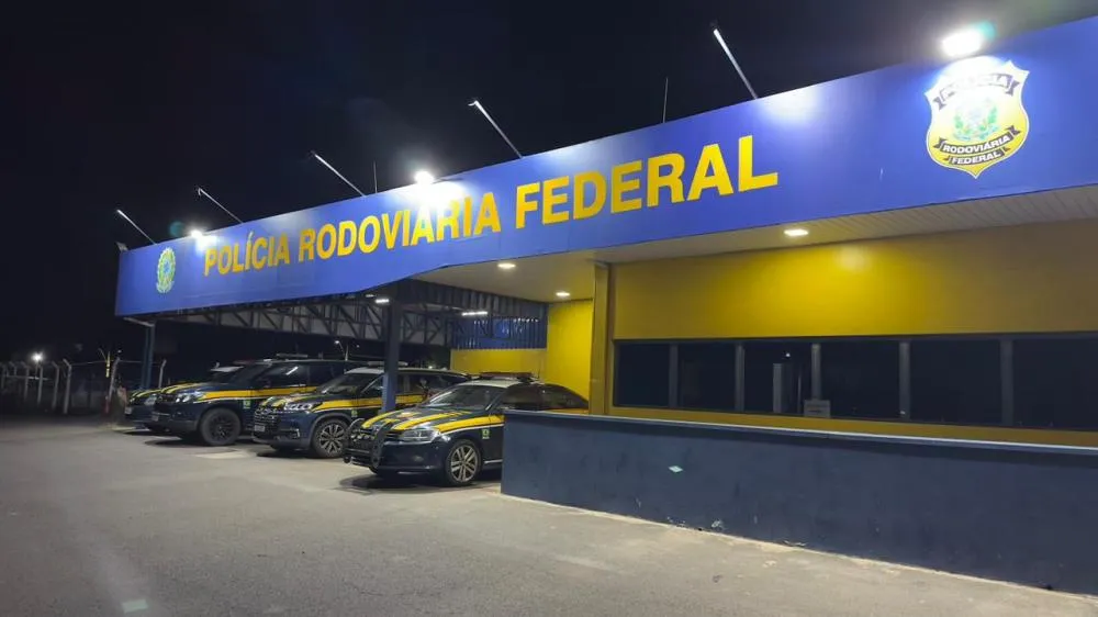 Motorista foge da PRF em alta velocidade e bate o carro na BR-153