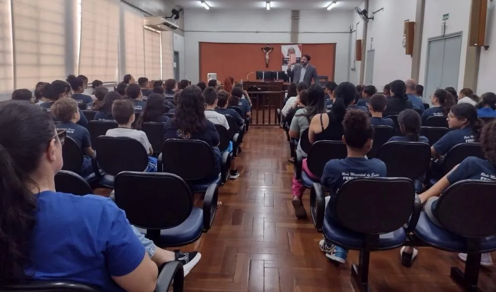 Alunos da rede municipal participam de palestra sobre violência doméstica no Fórum