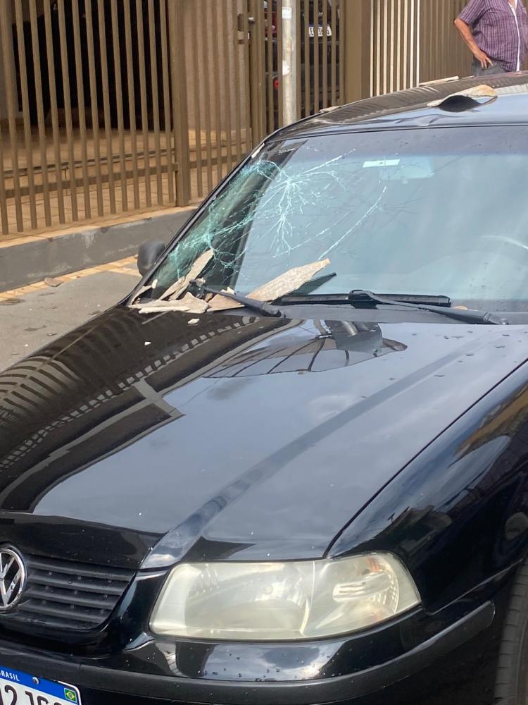 Telhado de prédio abandonado pela prefeitura danifica carros no centro de Fernandópolis