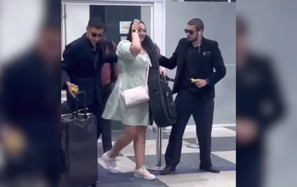 'Foto depois': irmão e amigo se disfarçam de seguranças para receber cantora sertaneja em aeroporto e viralizam na web