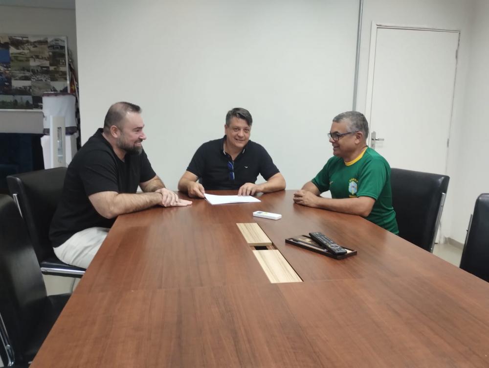 Cidinho apresenta indicação de Bolsa Ar-Condicionado ao prefeito Pessuto