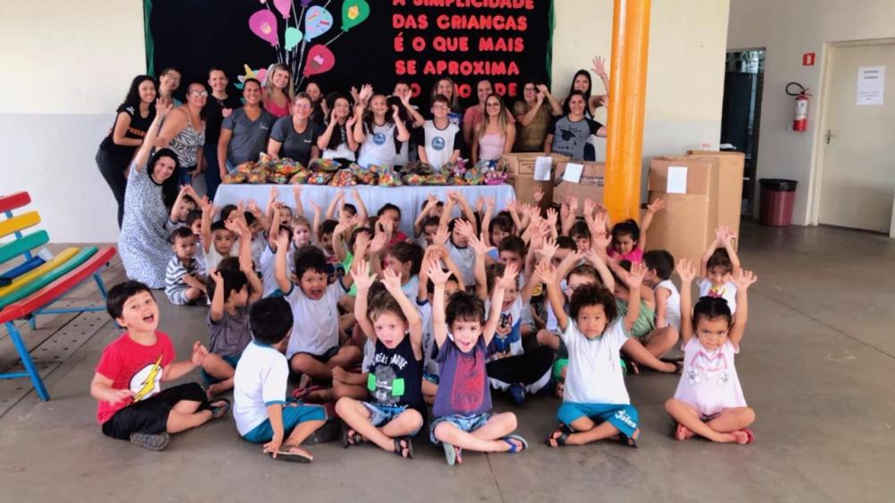 “Criança Feliz”: Alunos do Colégio Anglo de Jales entregam brinquedos arrecadados em prol do Fundo Social Solidariedade e AACAJ