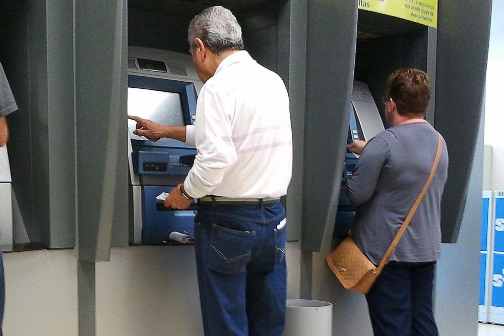 Idoso iludido em caixa eletrônico de shopping tem dinheiro tirado da conta