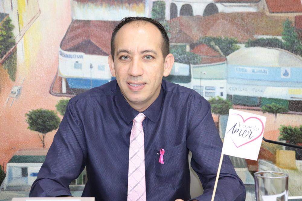 Everaldo pede atenção especial e socorro aos buracos da cidade