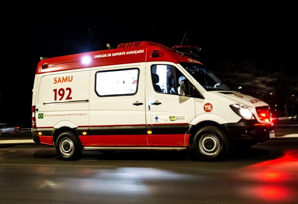 Sem capacete, condutor de moto bate em carro estacionado e fica em estado grave