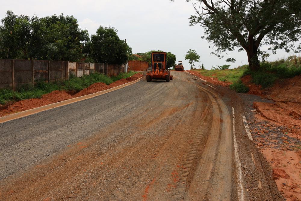 Ruas do bairro Bernardo Pessuto recebem asfalto 