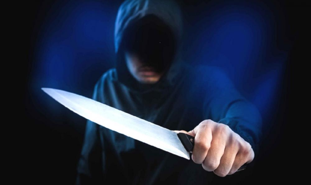 Morador de rua é assaltado por bandidos armados com facas