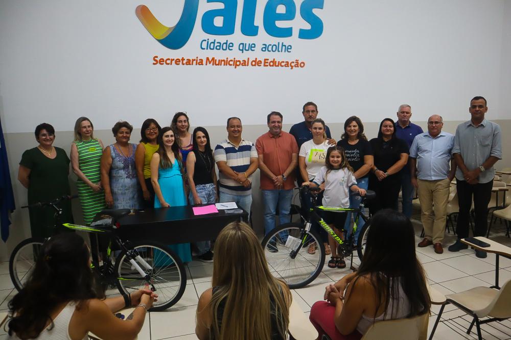 Alunas que venceram o concurso de redação “No trânsito, escolha a vida” são premiadas com bicicletas