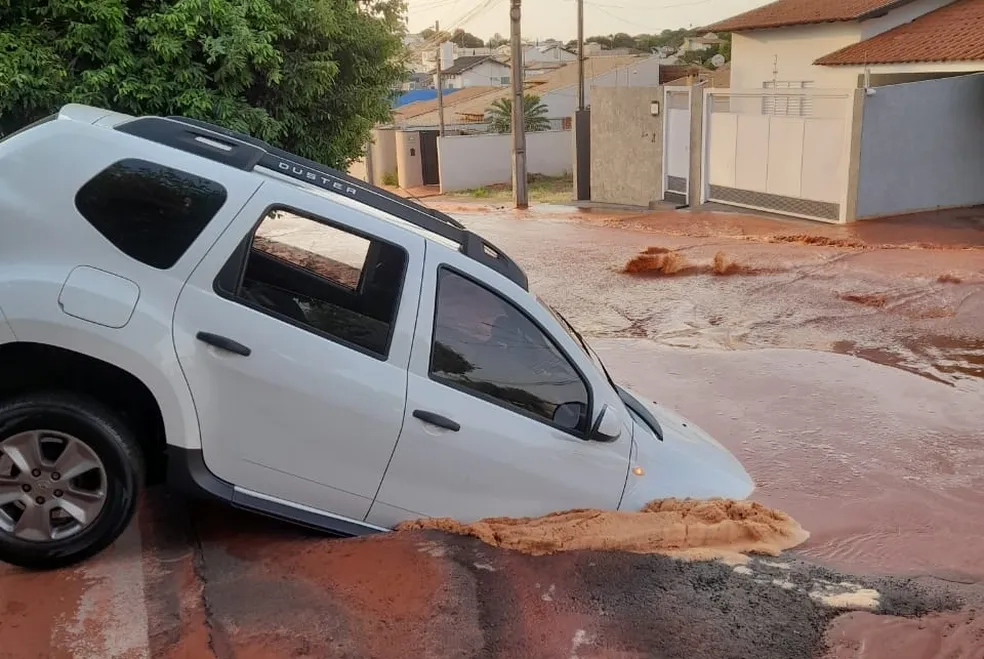 Carro é 'engolido' por cratera ao passar por avenida no interior de SP