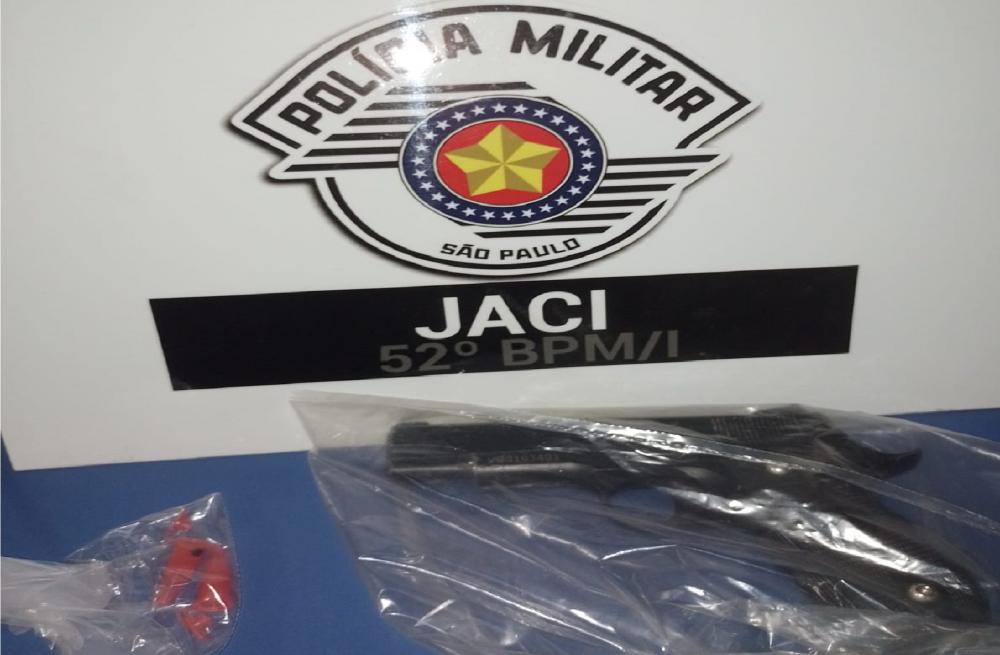 Embriagado e agressivo, homem é preso com arma falsa em Jaci