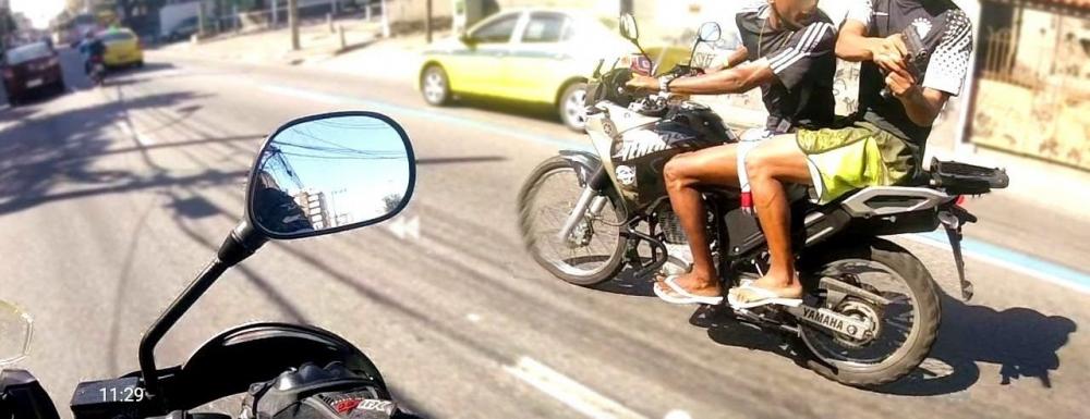 Jovem é assaltado por bandidos de moto em Rio Preto