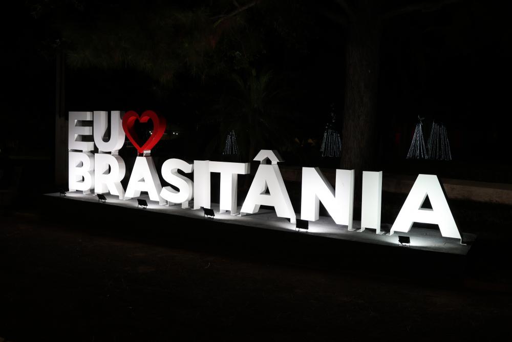 Novo letreiro e chegada do Papai Noel animam moradores de Brasitânia