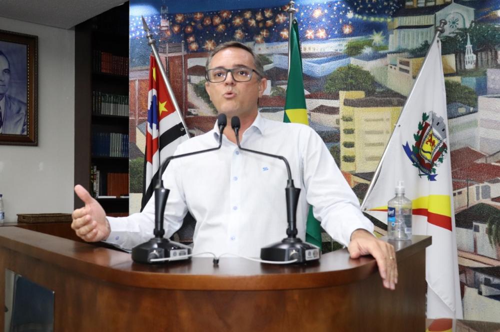 Preocupado Cantarella pede reforma da Praça Paulo Carmelengo