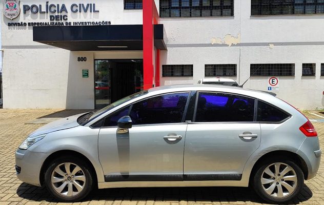 Adolescentes são detidos após roubarem carro 