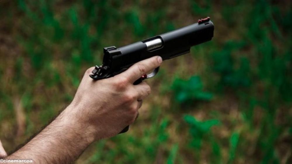 Homem é espancado por cerca de dez pessoas e ainda atingido por um tiro